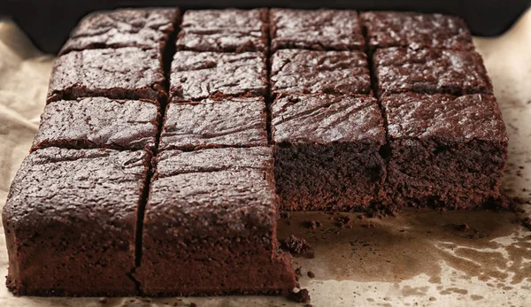 Tahta masada çikolatalı kek. — Stok fotoğraf