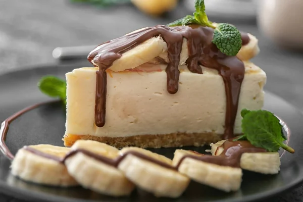 Käsekuchenscheibe mit Schokolade und Banane — Stockfoto