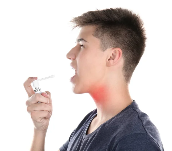 Allergier och halsont koncept. Sjuk ung man använder spray på vit bakgrund — Stockfoto