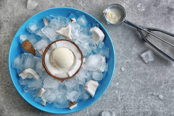 Hälfte Kokosnuss mit Eis — Stockfoto