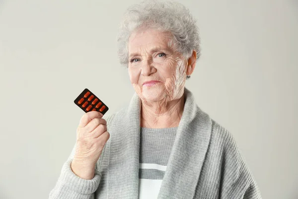 Yaşlı kadın ile hapları — Stok fotoğraf