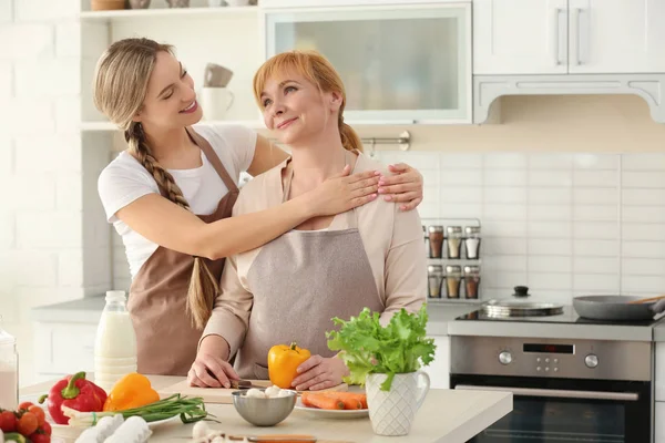Vrouw en moeder koken — Stockfoto