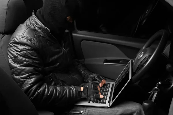 Κλέφτης hacking αυτοκίνητο σύστημα ασφάλειας — Φωτογραφία Αρχείου