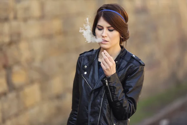 Kvinna röka gräs — Stockfoto