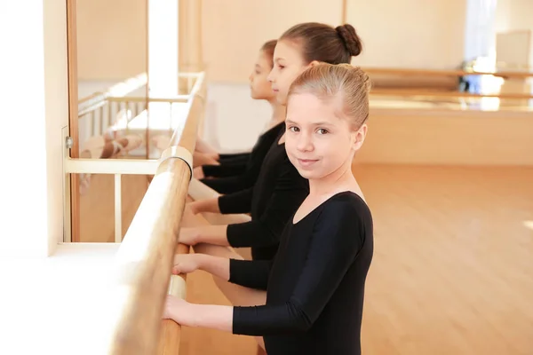 かわいい女の子のダンス スタジオでトレーニング — ストック写真