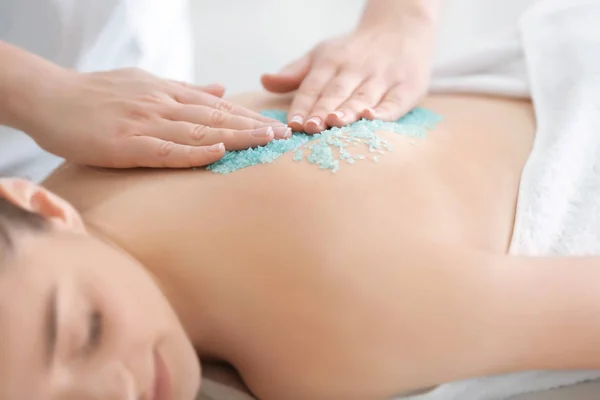 Donna che riceve massaggio scrub — Foto Stock