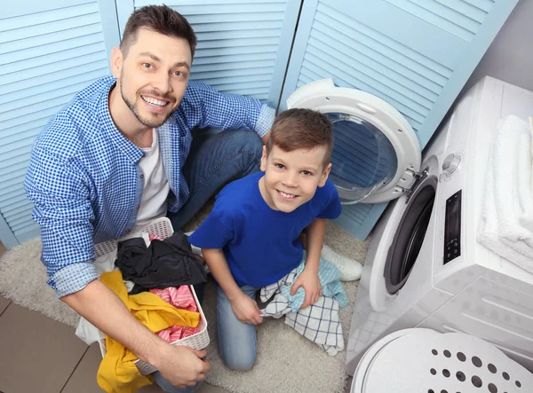 Dad and son doing laundry — Stock Photo, Image