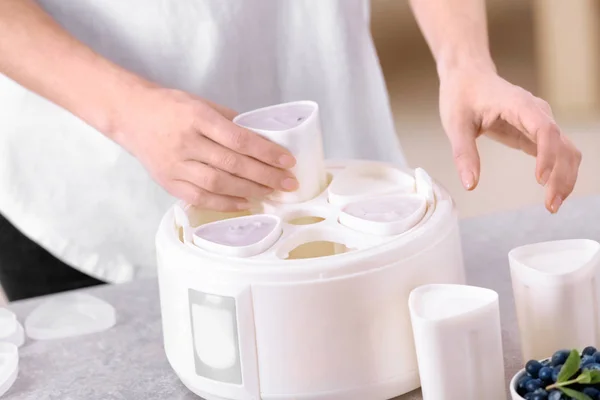 Wanita menyiapkan yogurt lezat — Stok Foto
