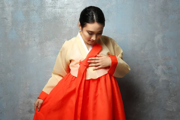 Mooie jonge vrouw in traditionele kleding — Stockfoto