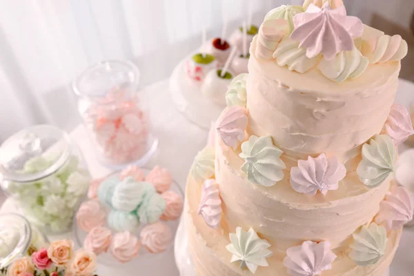 Gâteau savoureux et bonbons — Photo