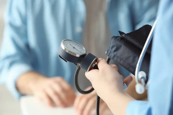 Medical assistant measure patient\'s blood pressure