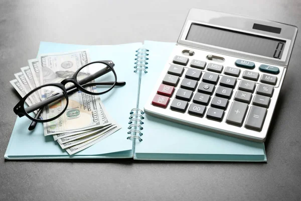 Taschenrechner mit Geld und Notebook — Stockfoto