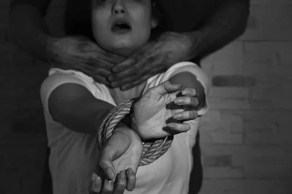 Giovane donna con le mani legate sottoposta a violenza, primo piano — Foto Stock