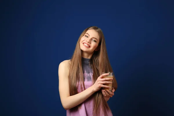 Femme avec un verre de jus frais — Photo