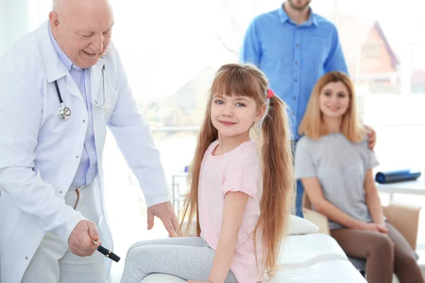 Little girl with parents at neurologist's office — Stock Photo, Image