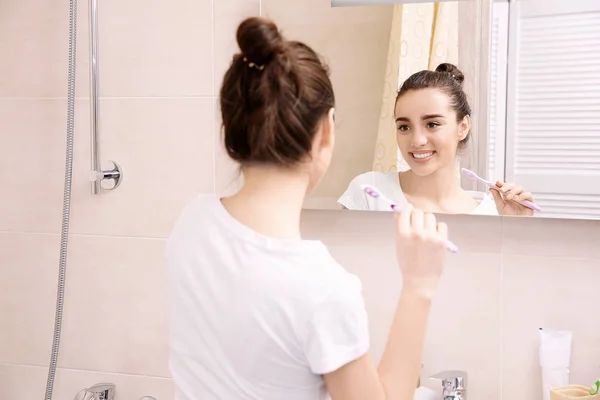 Mooie vrouw tanden poetsen — Stockfoto