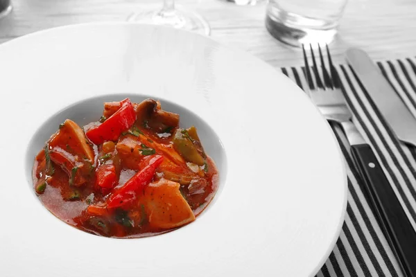 Piatto con gustoso cacciatore di pollo — Foto Stock