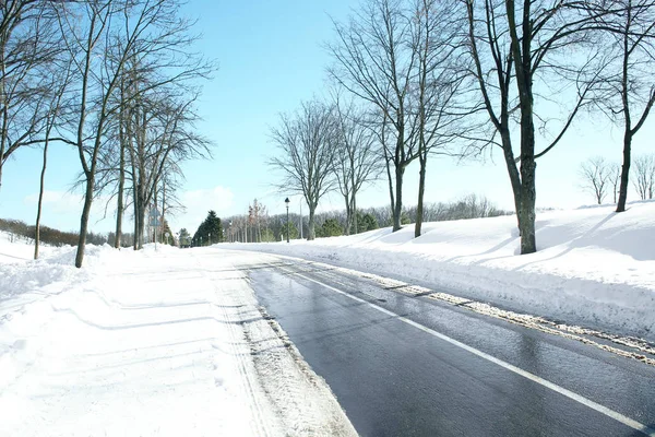 Зимняя дорога снаружи — стоковое фото