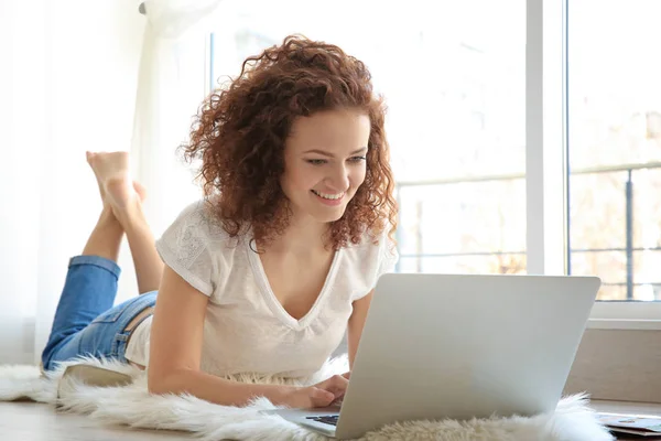 Jovem mulher usando laptop — Fotografia de Stock