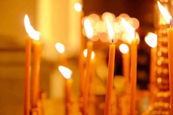 Kaarsen branden in de kerk — Stockfoto