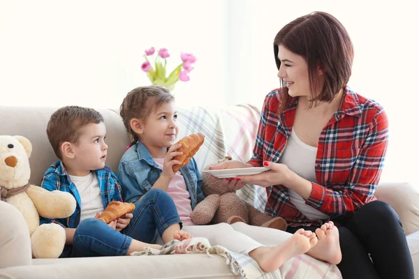 Ibu Memberikan Anak Anak Croissant Lezat Rumah — Stok Foto