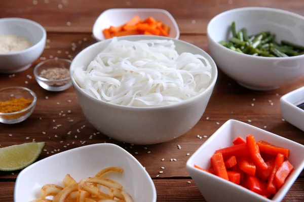 Ingredienser för risnudlar med grönsaker — Stockfoto