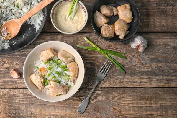 Teller mit leckerem Huhn und Reis — Stockfoto