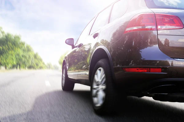 Auto fährt auf Straße — Stockfoto