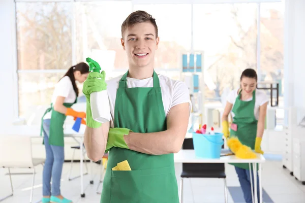 Jovem limpador masculino no trabalho no escritório — Fotografia de Stock