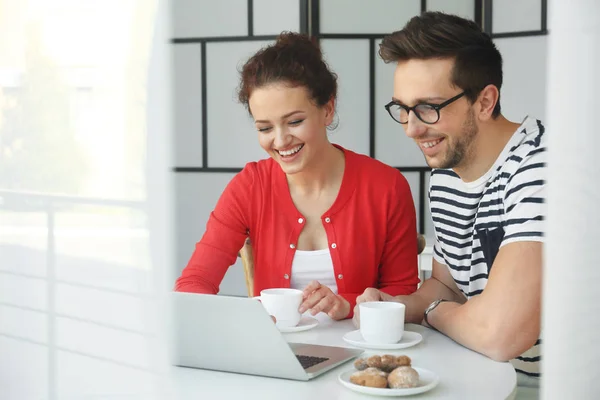 Junges Paar mit Laptop — Stockfoto