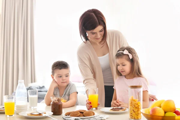 母亲和孩子在家里吃早饭 — 图库照片