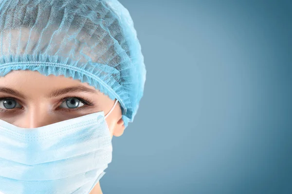 Cirujano femenino sobre fondo azul — Foto de Stock