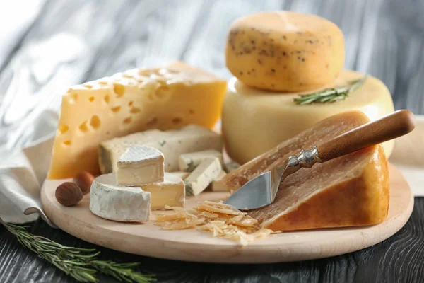 치즈와 함께 나무 보드 — 스톡 사진