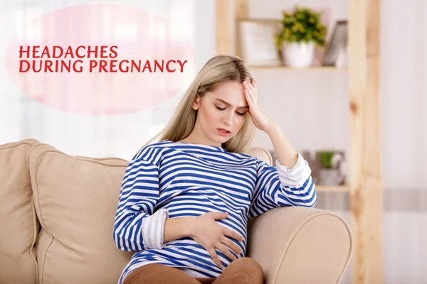 Gravid kvinna lider av huvudvärk — Stockfoto