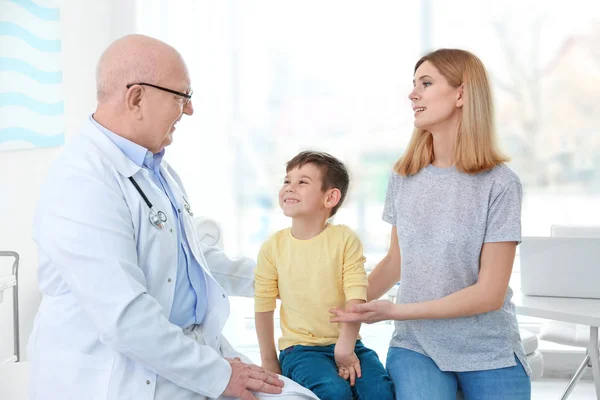 Boy with mother at doctors office — Stock Photo, Image