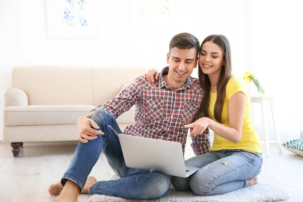 Jong paar met laptop — Stockfoto