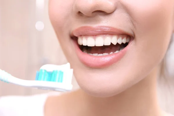 Beautiful woman brushing teeth — Stock Photo, Image