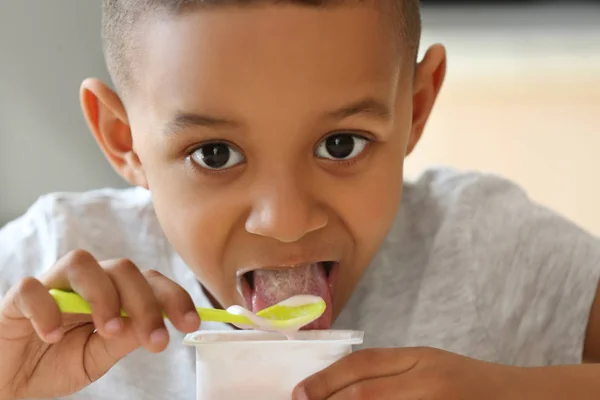 Afrikanischer Junge trinkt Joghurt — Stockfoto