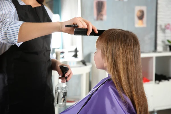 Mädchen im Friseursalon — Stockfoto