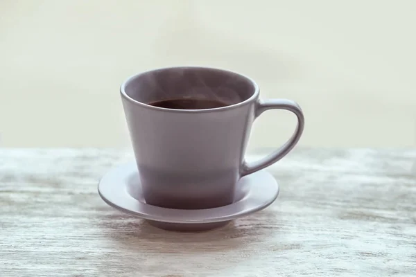 Kopp varmt te på träbord — Stockfoto