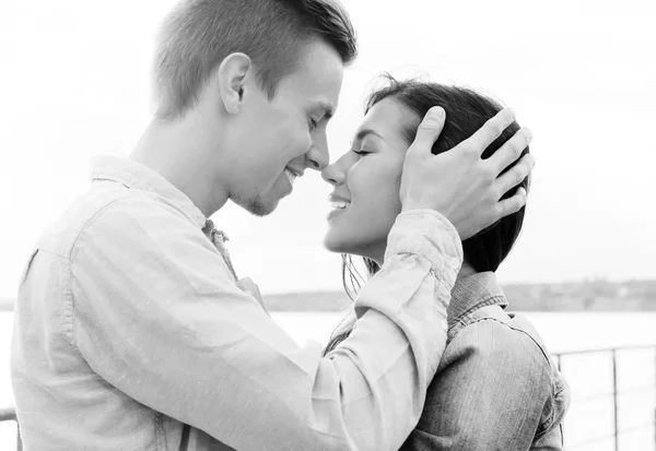 Bonito jovem casal — Fotografia de Stock