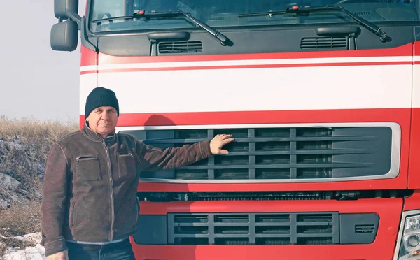 Пожилой водитель возле большого современного грузовика на открытом воздухе — стоковое фото