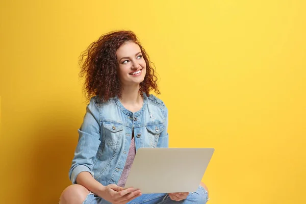 Jovem mulher usando laptop — Fotografia de Stock