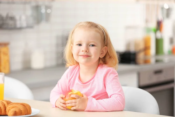 Carino bambina che fa colazione a casa — Foto Stock