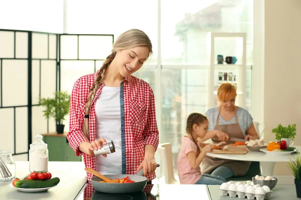 Mujer con madre e hija cocinando —  Fotos de Stock