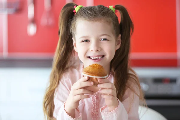 Little girl with tasty muffin — Stock Photo, Image