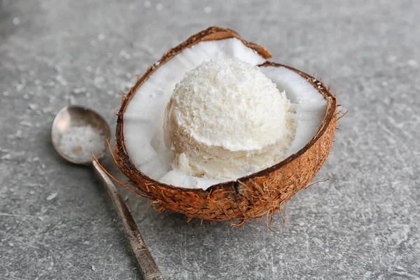 Морозиво в половині кокосового горіха — стокове фото