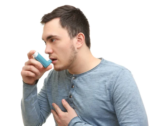 Młody człowiek za pomocą inhalatora — Zdjęcie stockowe