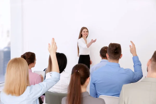 Entrenador de negocios respondiendo preguntas —  Fotos de Stock