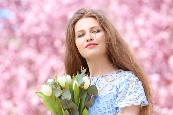 チューリップの花束を持つ美しい女性 — ストック写真